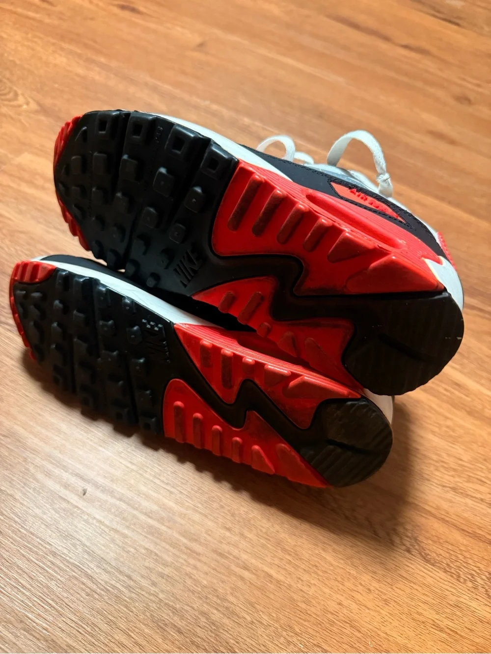 Nike Kids White, Black and Red Low-Top Sneakers